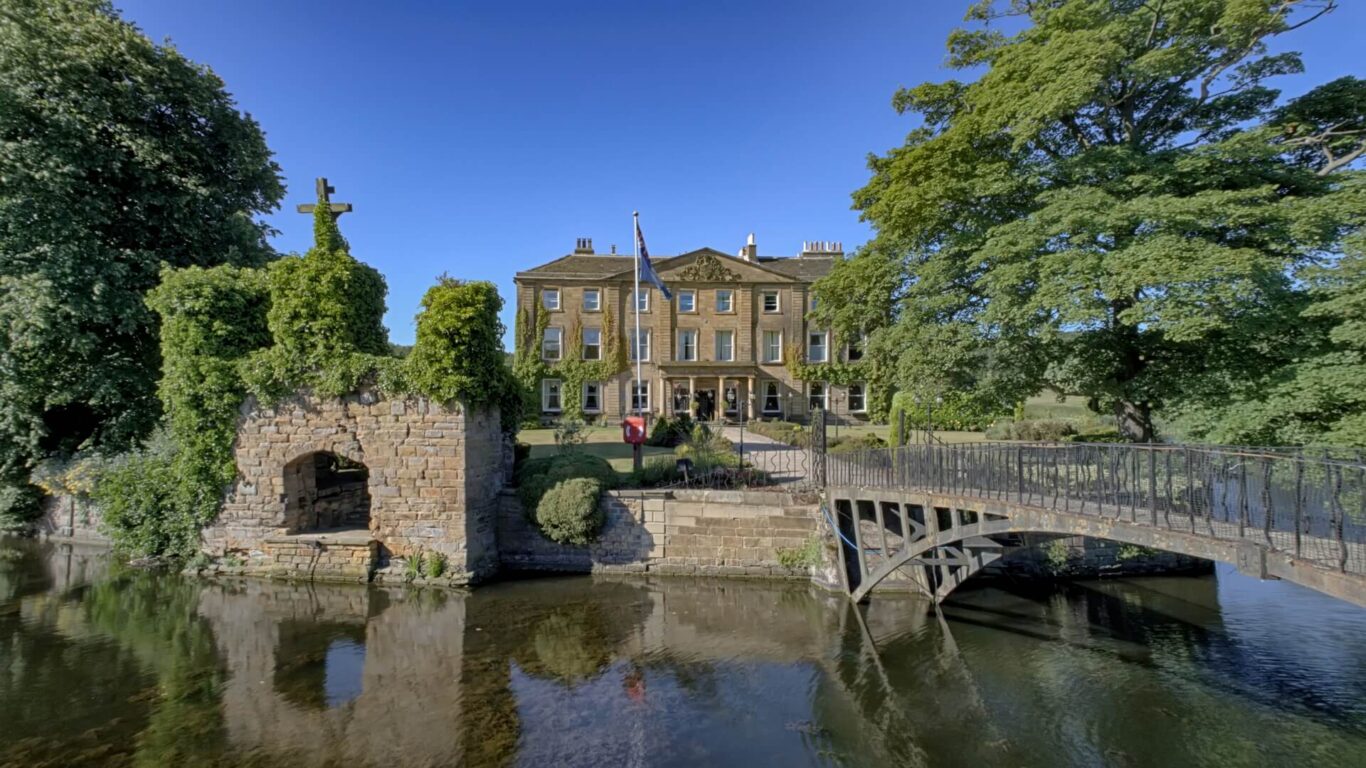 Walton-Hall-Front-Image-of-Hall-with-arch-and-bridge-Ben-Cumming